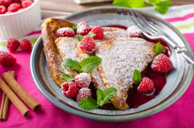 Fransız tostu ve böğürtlen