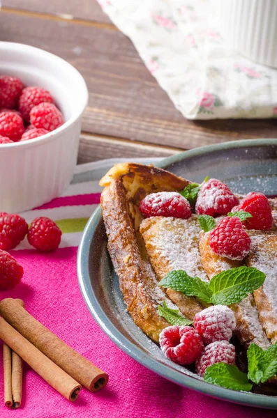 Fransız tostu ve böğürtlen