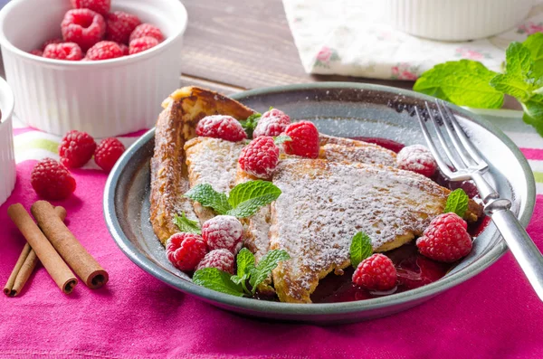 Fransız tostu ve böğürtlen