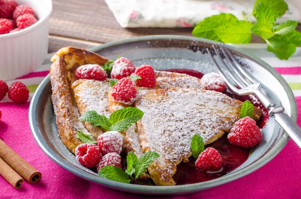 Fransız tostu ve böğürtlen