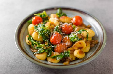 Gnocchi ıspanak, sarımsak ve domates ile