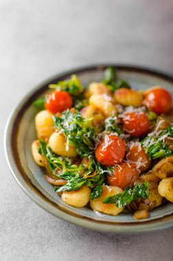 Gnocchi ıspanak, sarımsak ve domates ile