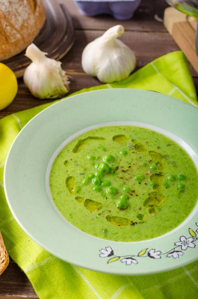 Erbsensuppe mit Brot — Stockfoto