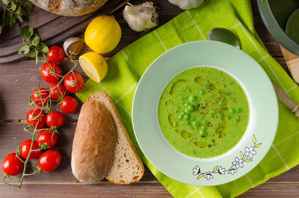 Erbsensuppe mit Brot — Stockfoto