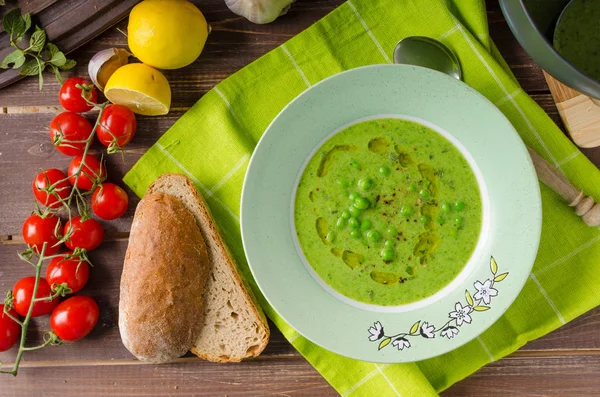 Sopa de guisantes con pan —  Fotos de Stock