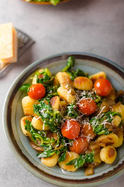 시금치, 마늘, 토마토와 뇨키 — 스톡 사진