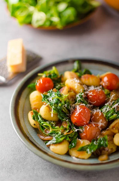 시금치, 마늘, 토마토와 뇨키 — 스톡 사진