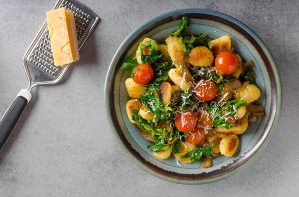 Gnocchi กับผักโขม, กระเทียมและมะเขือเทศ — ภาพถ่ายสต็อก