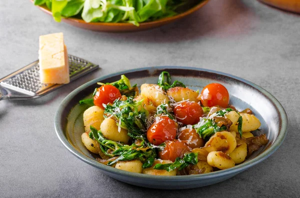 Gnocchi with spinach, garlic and tomatoes — Stock Photo, Image