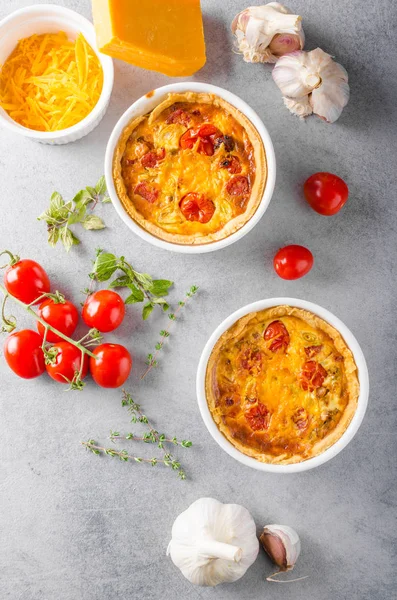 Mini quiche con salchicha —  Fotos de Stock