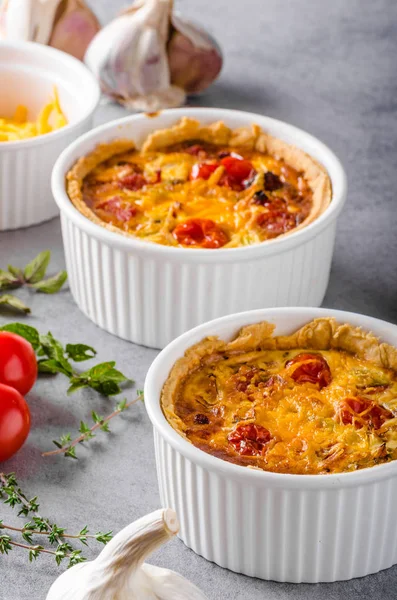 Mini quiche con salchicha — Foto de Stock