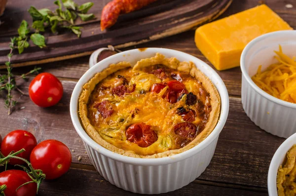 Mini quiche con salchicha —  Fotos de Stock