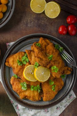 Ev yapımı ekmekli Alman Weiner 