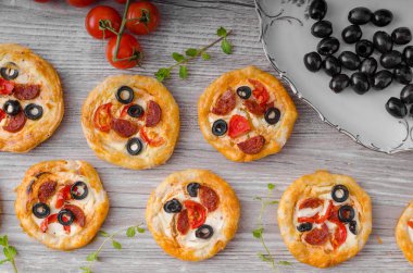 Puf böreği mini pizza