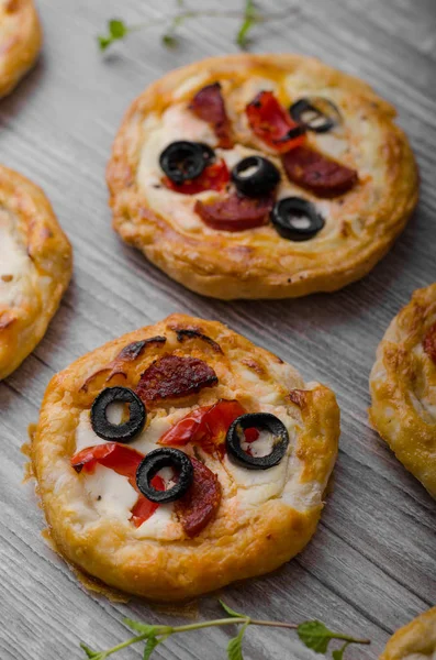 Puf böreği mini pizza