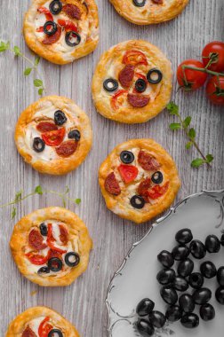 Puf böreği mini pizza