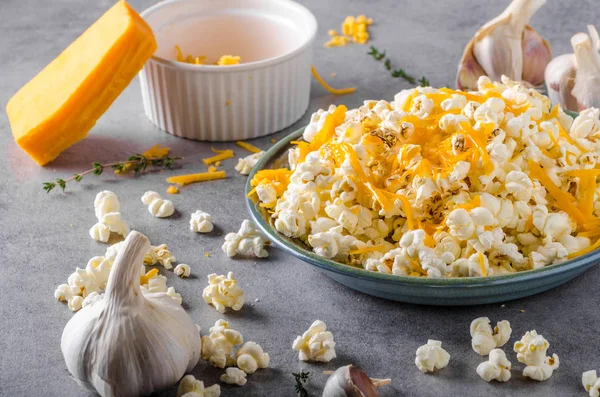Hausgemachtes Käse-Popcorn — Stockfoto