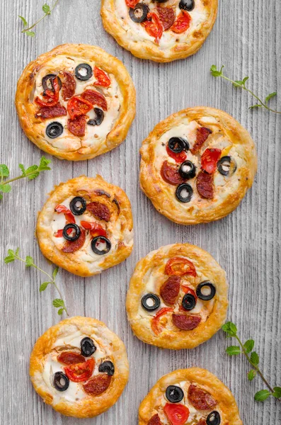 Puf böreği mini pizza