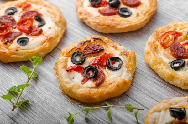 Massa folhada mini pizza — Fotografia de Stock