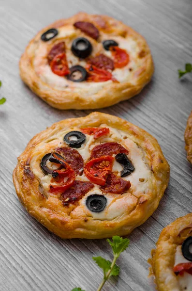 Mini pizza z listového těsta — Stock fotografie