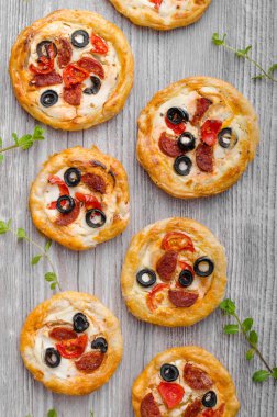 Puf böreği mini pizza