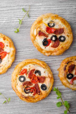 Puf böreği mini pizza