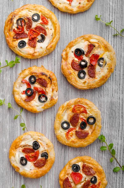 Mini pizza z listového těsta — Stock fotografie