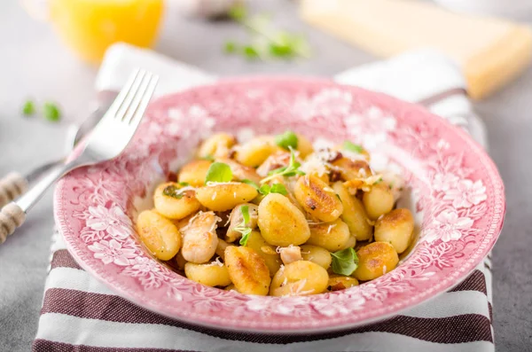 Csirke sült gnocchi — Stock Fotó