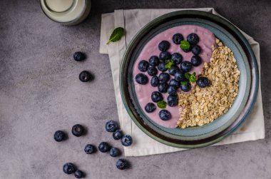 Ev yapımı böğürtlenli yoğurt