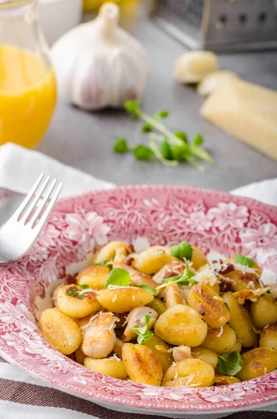 Roasted gnocchi with chicken — Stock Photo, Image