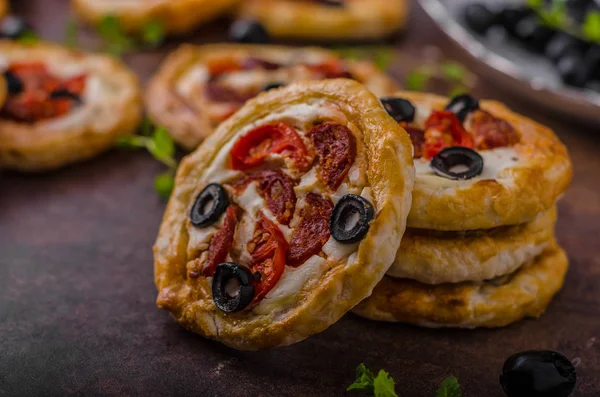 Mini quiche with sausage — Stock Photo, Image