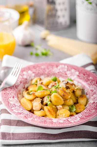 Restované gnocchi s kuřecím masem — Stock fotografie