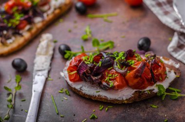 Kavrulmuş sebze ile tost