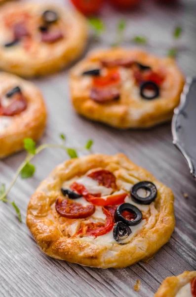 Mini quiche s klobásou — Stock fotografie