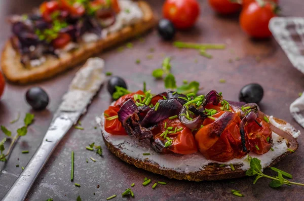 Toast met geroosterde groente — Stockfoto