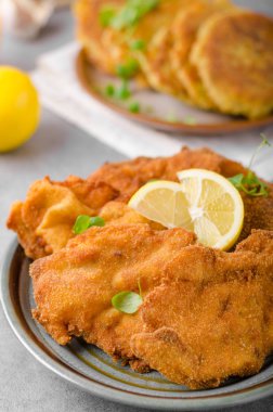 Lezzetli özgün şnitzel ile patates gözlemesi