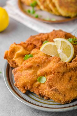 Lezzetli özgün şnitzel ile patates gözlemesi