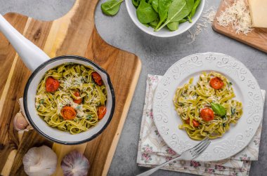 Mavi peynir ile lezzetli makarna