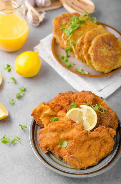 Delicioso schnitzel original con tortitas de patata — Foto de Stock