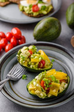 Doldurulmuş avokado sebze ile
