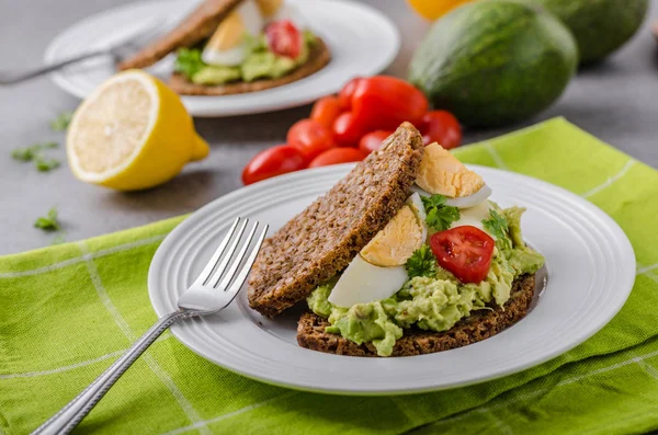 Pan saludable con aguacate extendido — Foto de Stock