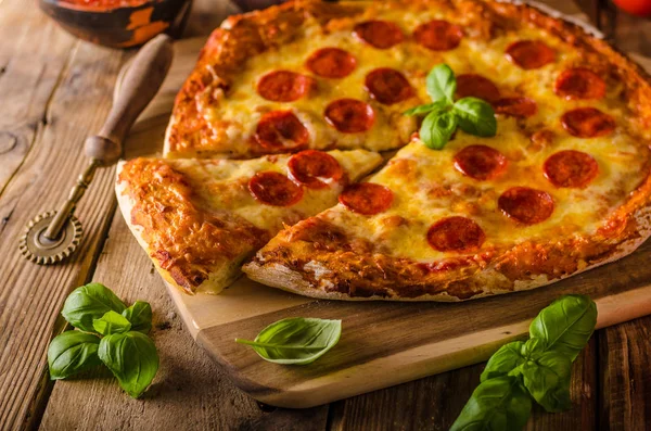 Hausgemachte Käse-Pizza mit Salami — Stockfoto