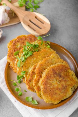 Lezzetli özgün şnitzel ile patates gözlemesi