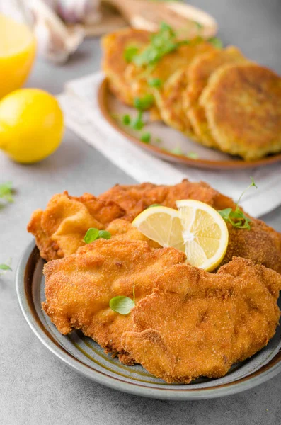 Delicious original schnitzel with potato pancakes — Stock Photo, Image