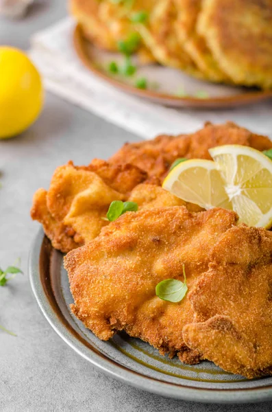 Lezzetli özgün şnitzel ile patates gözlemesi