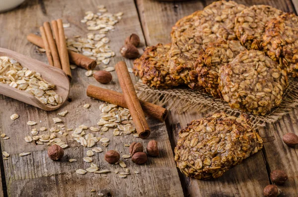 Muz ve tarçın ile yulaf ezmeli kurabiye — Stok fotoğraf