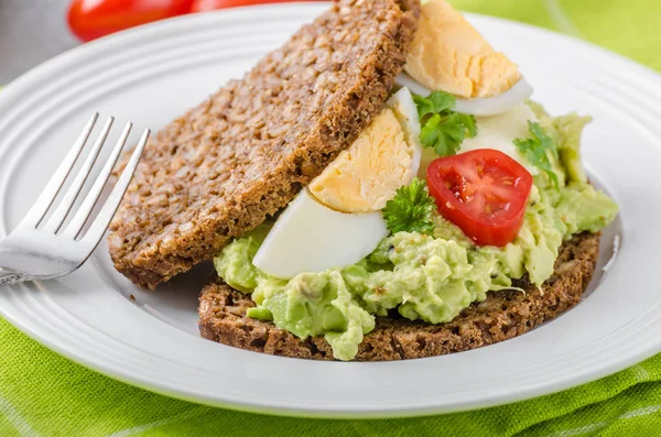 Gezond brood met avocado-spread — Stockfoto