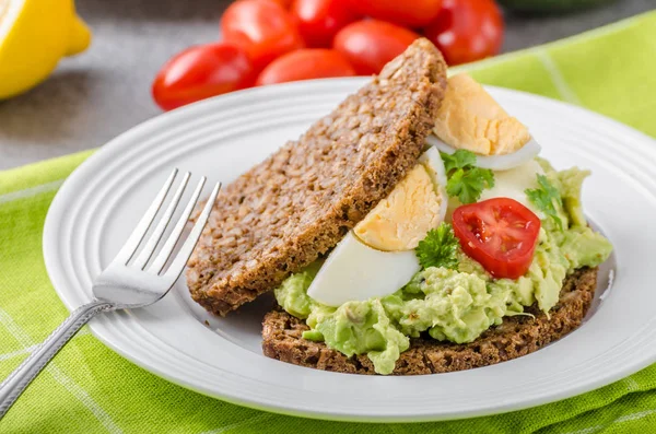Здоровый хлеб с авокадо — стоковое фото