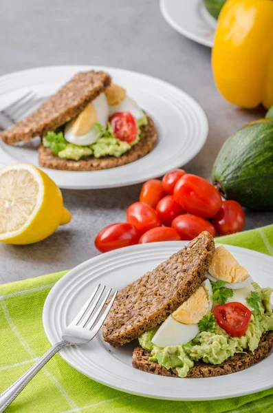 Pão saudável com abacate spread — Fotografia de Stock