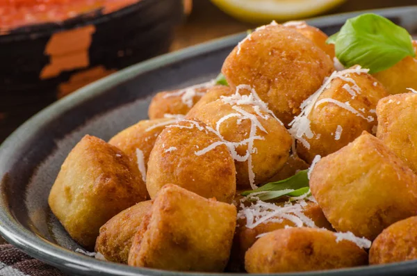 Mini croqueta dorada frita —  Fotos de Stock